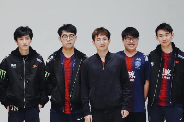 边后卫内收 边后卫内收